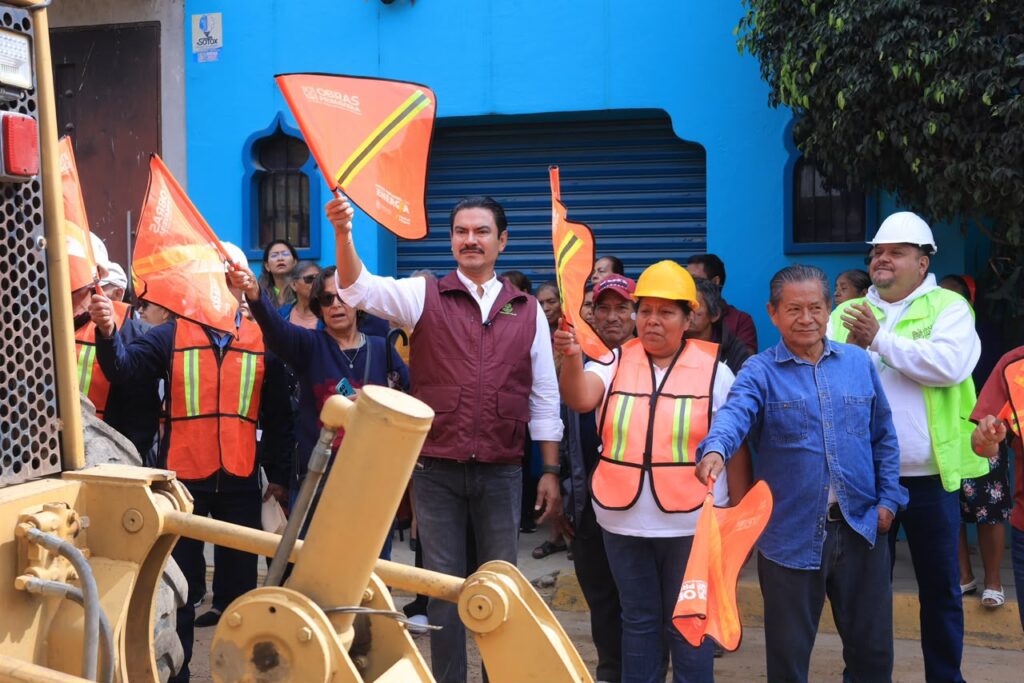 Ray Chagoya da banderazo de inicio a la rehabilitación de la calle Tuxtepec en la colonia Siete Regiones