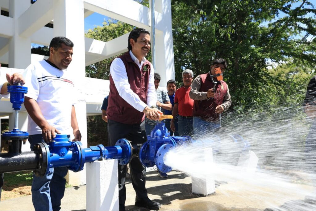 El agua es un derecho humano: Ray Chagoya pone en marcha equipamiento de pozo en San Luis Beltrán