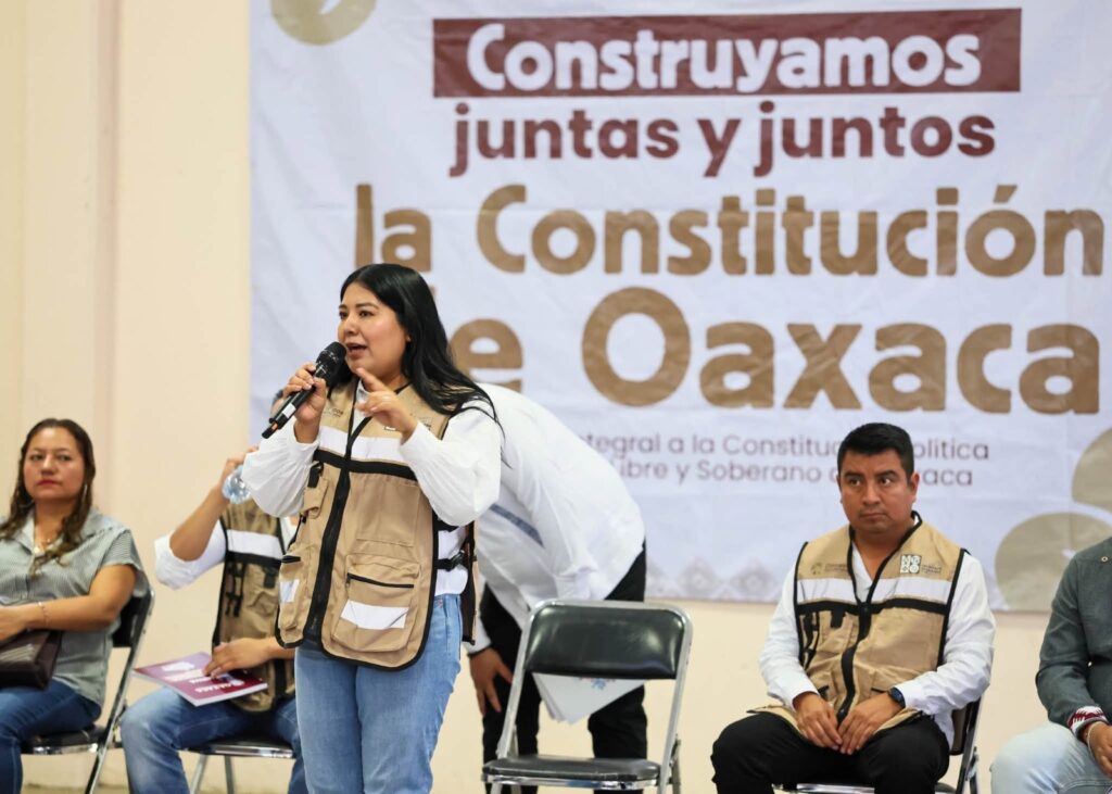 Tania Caballero lleva a Villa Sola de Vega el diálogo sobre la nueva Constitución de Oaxaca