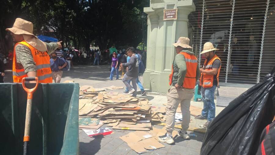 Gobierno Municipal mantiene acciones de limpieza en el Zócalo de Oaxaca de Juárez