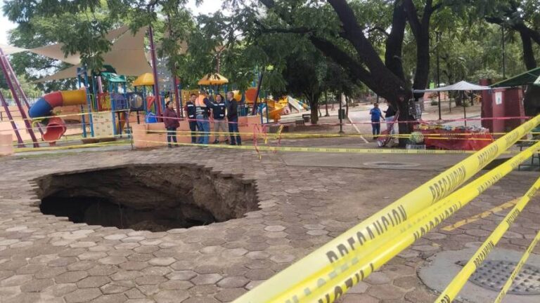 Protección Civil Municipal atiende reporte de socavón en la zona del Parque del Amor