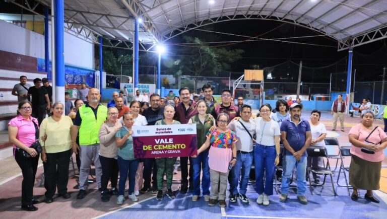 Ray Chagoya entrega Banco de Materiales en Lomas de Santa Rosa