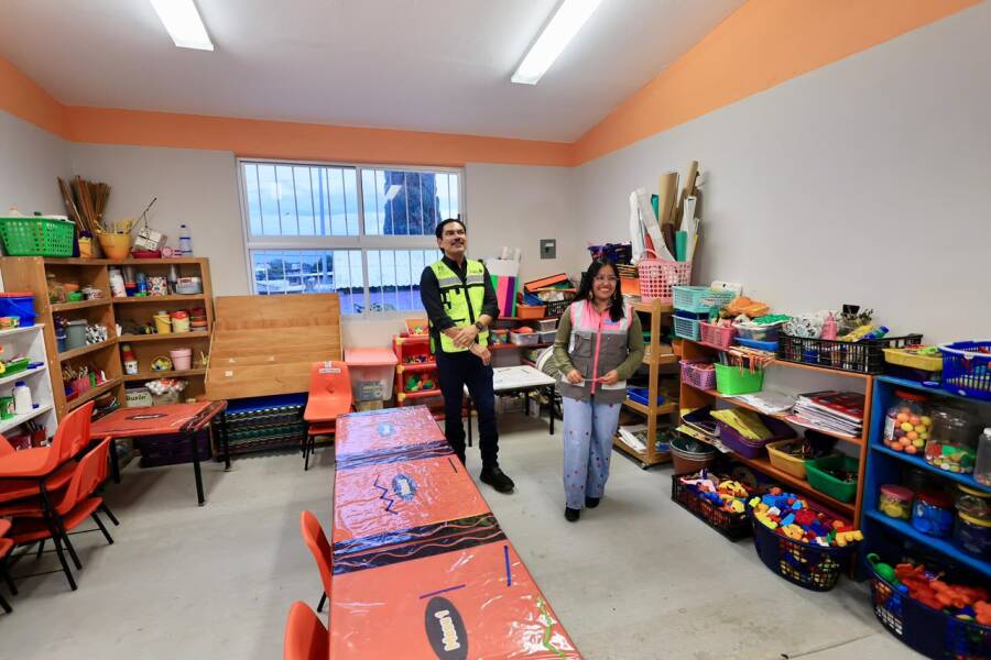 Ray Chagoya inaugura nueva aula didáctica en San Juan Chapultepec.
